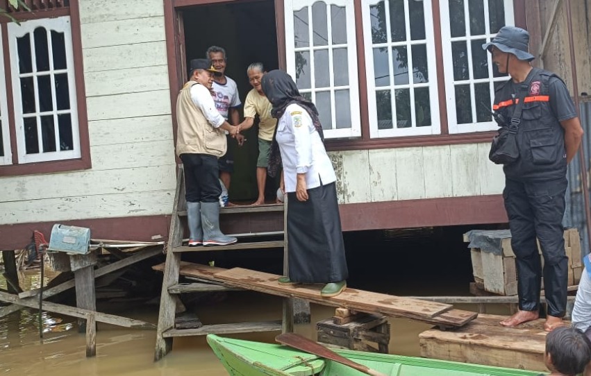 Gubernur Al Haris Salurkan Bantuan dan Tinjau Langsung Korban Banjir di Kasang-Seberang