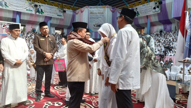 Gubernur Al Haris Hadiri dan Berikan Hadiah Umroh Tahfiz 30 Juz Quran di Wisuda SIT Nurul Ilmi Jambi