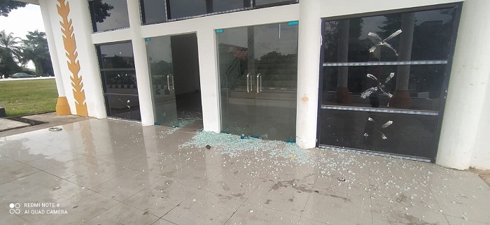 Pintu Kaca Pendopo Kantor Baru Bupati Merangin Dirusak OTK