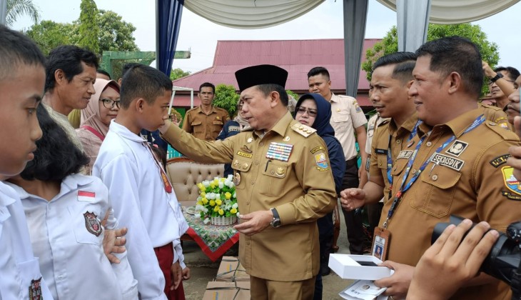 Dumisake Pendidikan: Ribuan Siswa Tak Mampu di Sekolah Swasta Terima Bantuan SPP dari Gubernur Al Haris