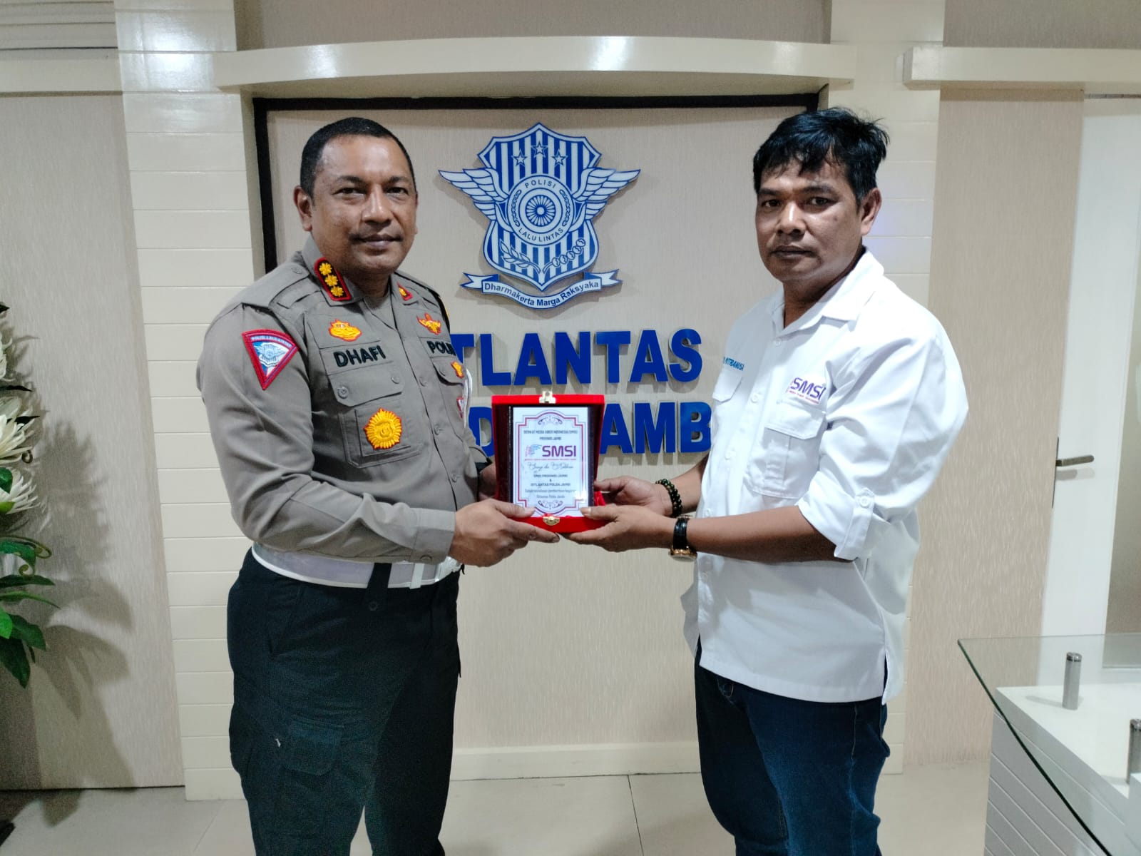 Puji Program Ditlantas Polda Jambi,  Pengurus SMSI Provinsi Jambi Berikan Cinderamata 