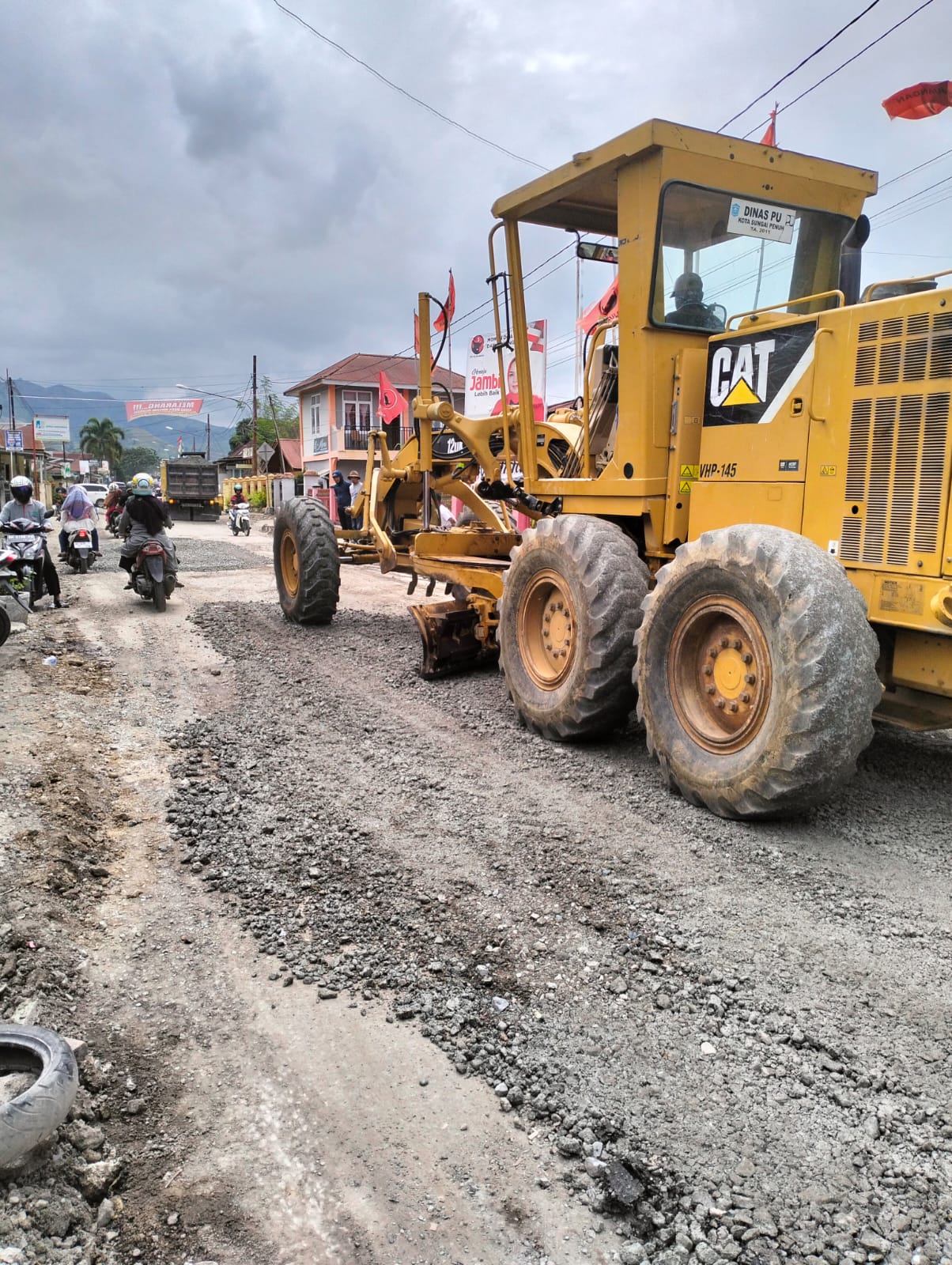 Setelah Ditanami Pisang, Jalan Rusak di Sungai Penuh Baru Diperbaiki