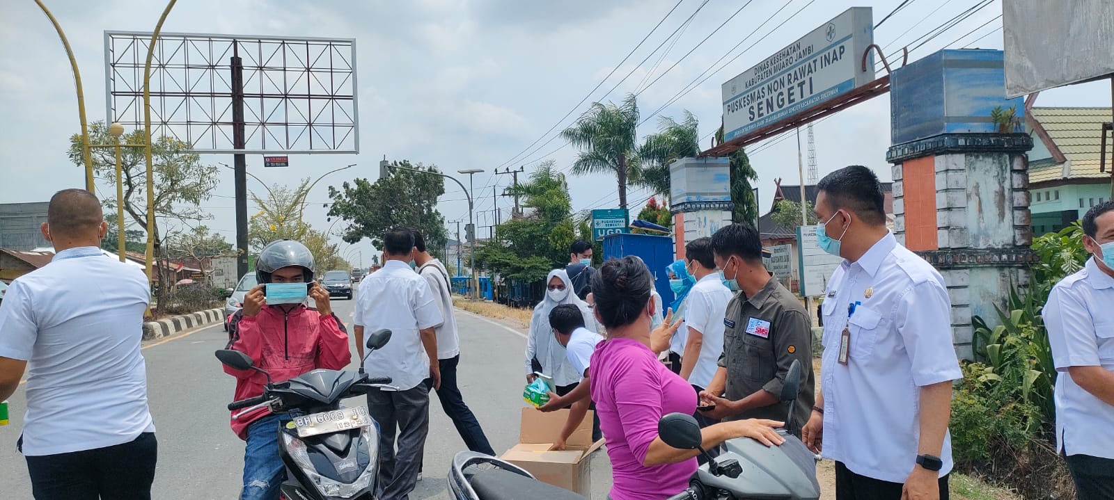 Udara Memburuk, Dinkes dan SMSI Muaro Jambi Bagikan Masker