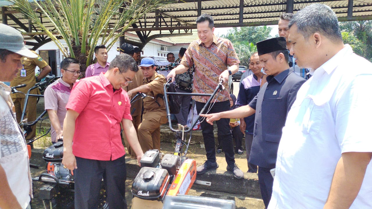 Ihsan Yunus Serahkan Bantuan Mesin Pertanian Senilai 2 Miliar Rupiah