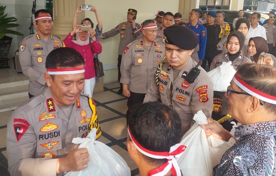 Kapolda Jambi Serahkan Bantuan 12.000 Paket Sembako Untuk Masyarakat 