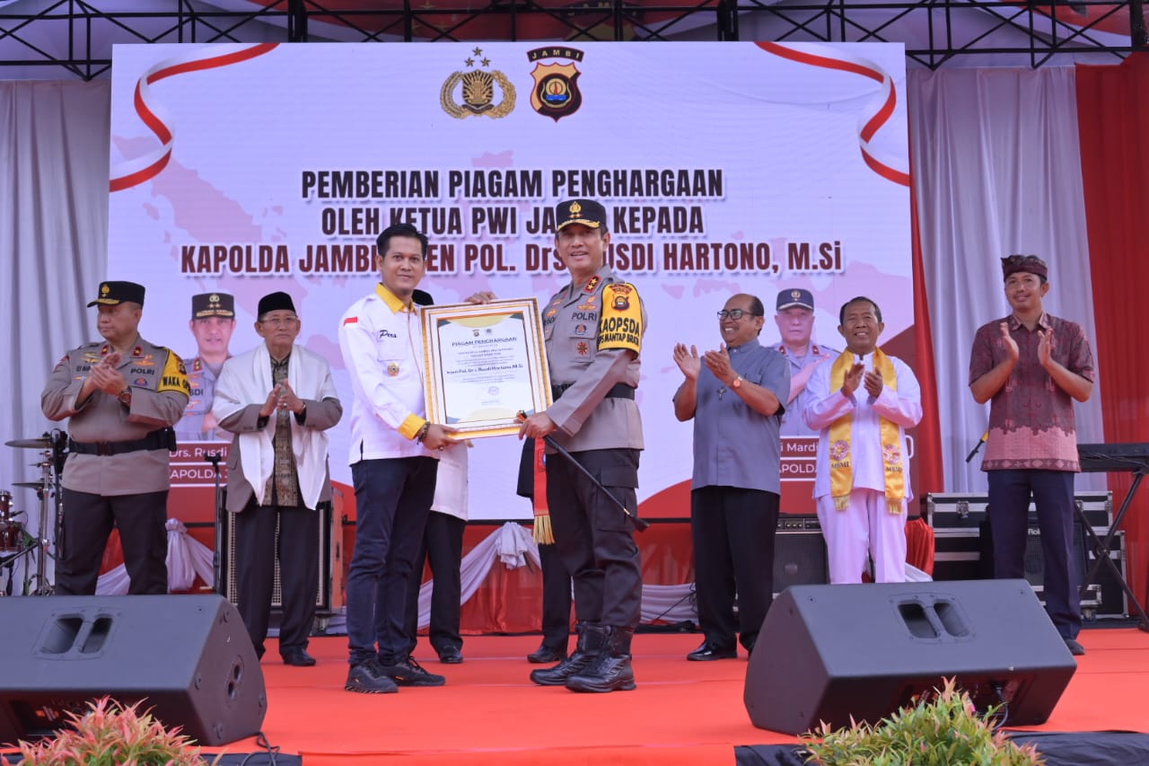 Bentuk Sinergisitas dan Apresiasi di HPN 2024, Ketua PWI Kota Jambi Beri Penghargaan kepada Kapolda Jambi