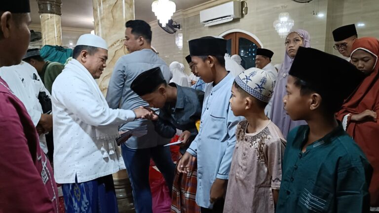 Santuni Anak Yatim, Gubernur Al Haris Safari Subuh di Masjid Baitul Mukhlisin Paal Merah