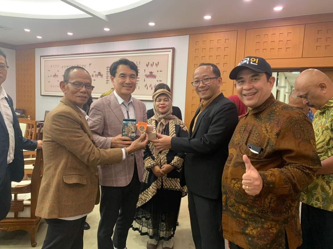 Ketua PWI Provinsi Jambi Riduan Agus Ke Korea Selatan Promosi Kopi Kerinci                               