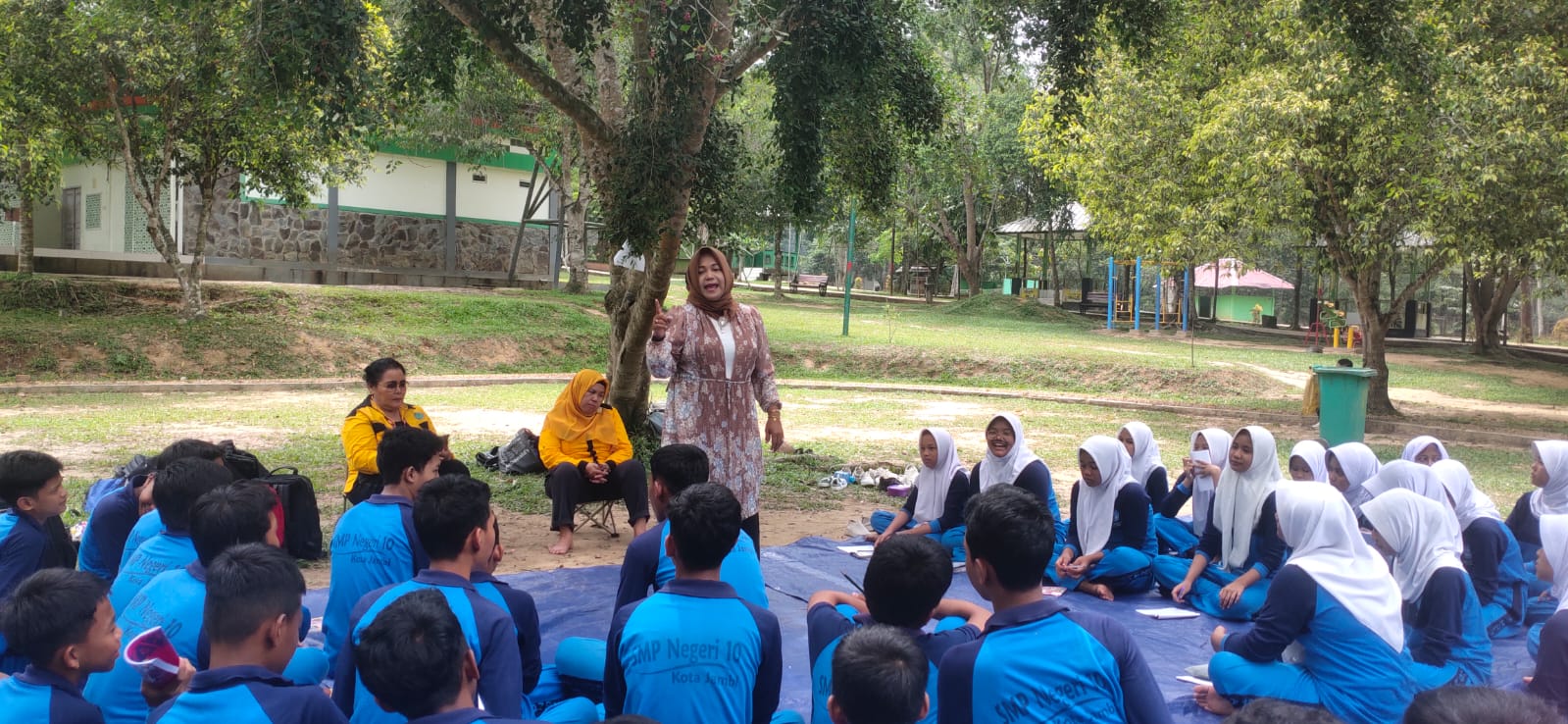 Siswa SMPN 10 Kota Jambi Belajar di Alam Terbuka, Hutan Kota