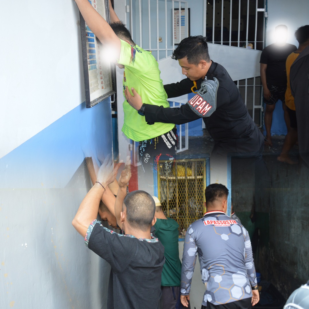 Pastikan Bersih Halinar, Lapas Narkotika Muara Sabak Kembali Melakukan Razia Insidentil di Blok Hunian Warga Binaan