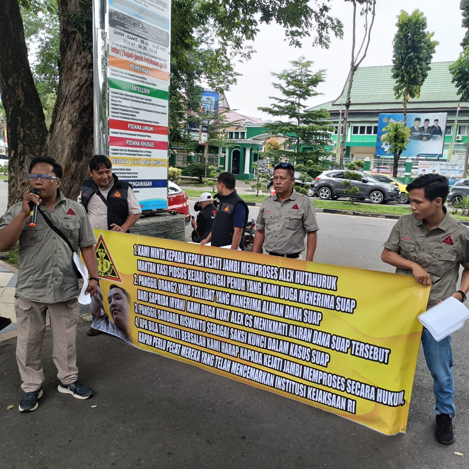 LSM Semut Merah Gruduk Kejaksaan Tinggi Jambi, Tuntut Kejelasan Kasus Suap Stadion Mini