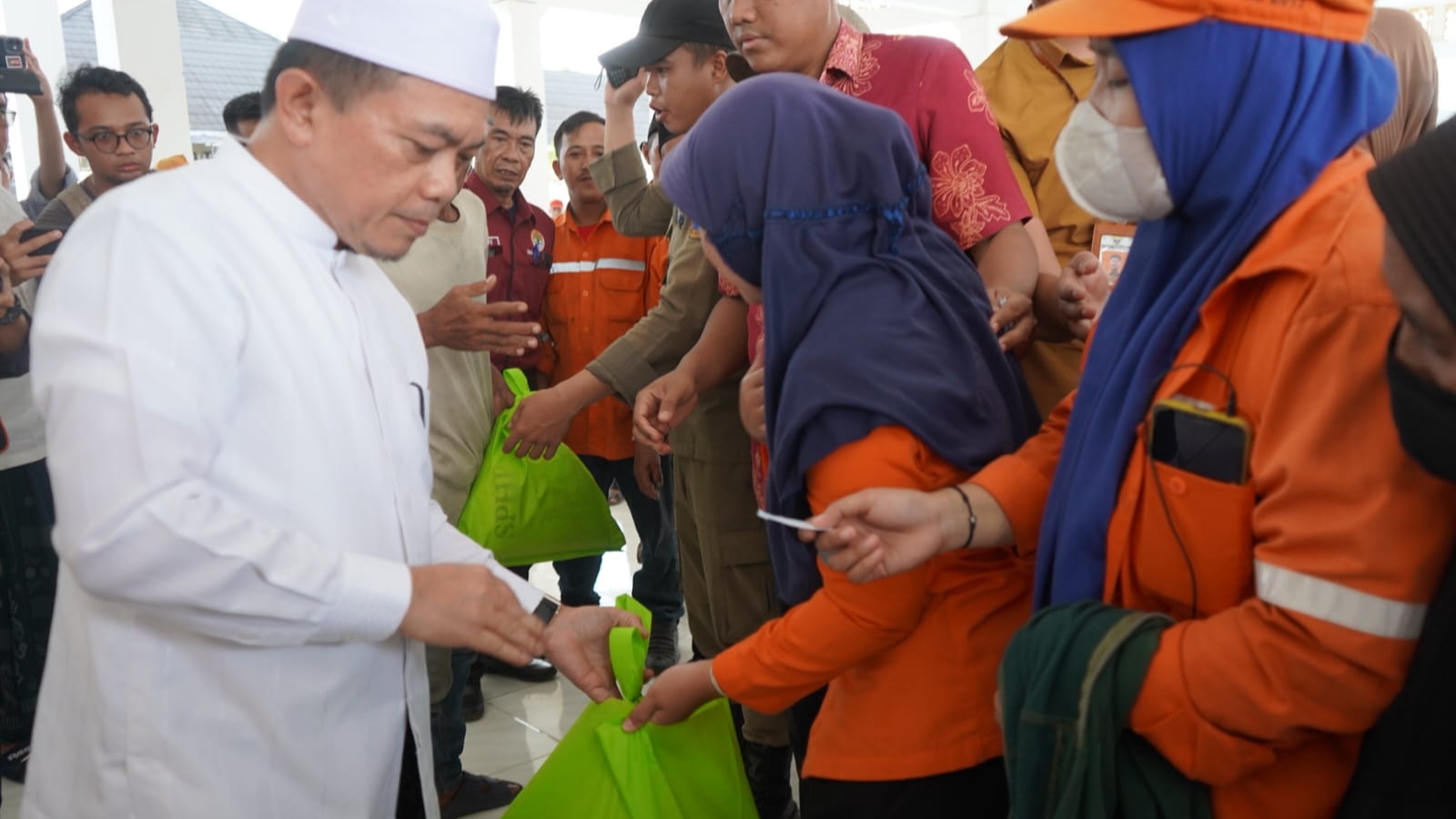 Gubernur Al Haris Beri Bantuan Sembako untuk Petugas Kebersihan Kota Jambi