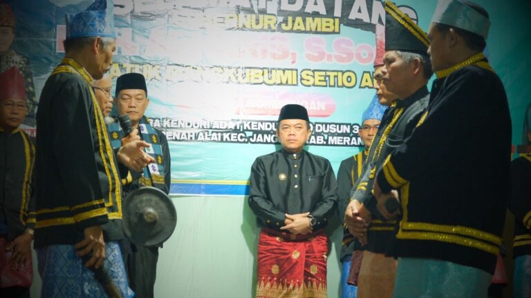 Gubernur Al Haris Dianugerahi Gelar Adat Depati Payung dalam Kenduri Adat Dusun Tigo Serampas di Renah Alai