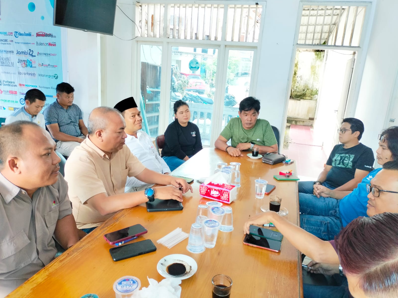 Manajemen PetroChina International Jabung Ltd Sambangi Kantor SMSI Jambi