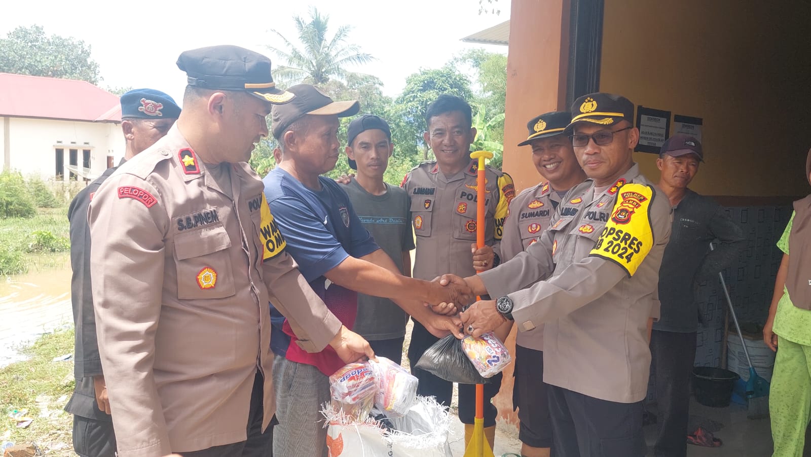 Aksi Cepat Kapolres Kerinci AKBP Mujib Hari Pertama Dinas Berikan Bantuan Sembako ke Masyarakat Terdampak Banjir