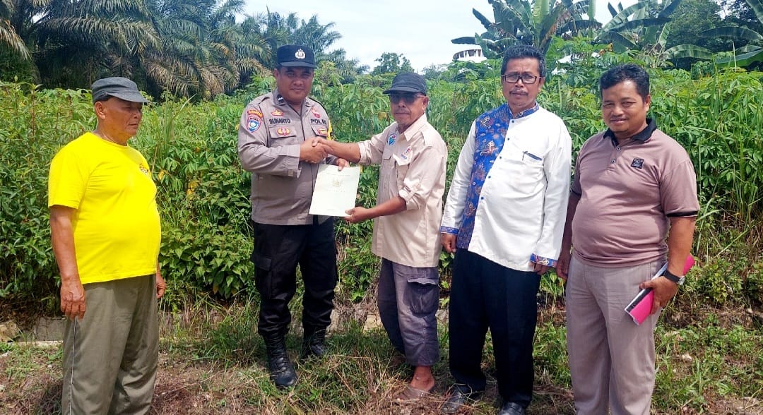 Aipda Sunaryo Bhabinkamtibmas Polsek Pelawan Singkut yang Hibahkan Tanah Pribadi untuk Pembangunan Desa Pemekaran Baru