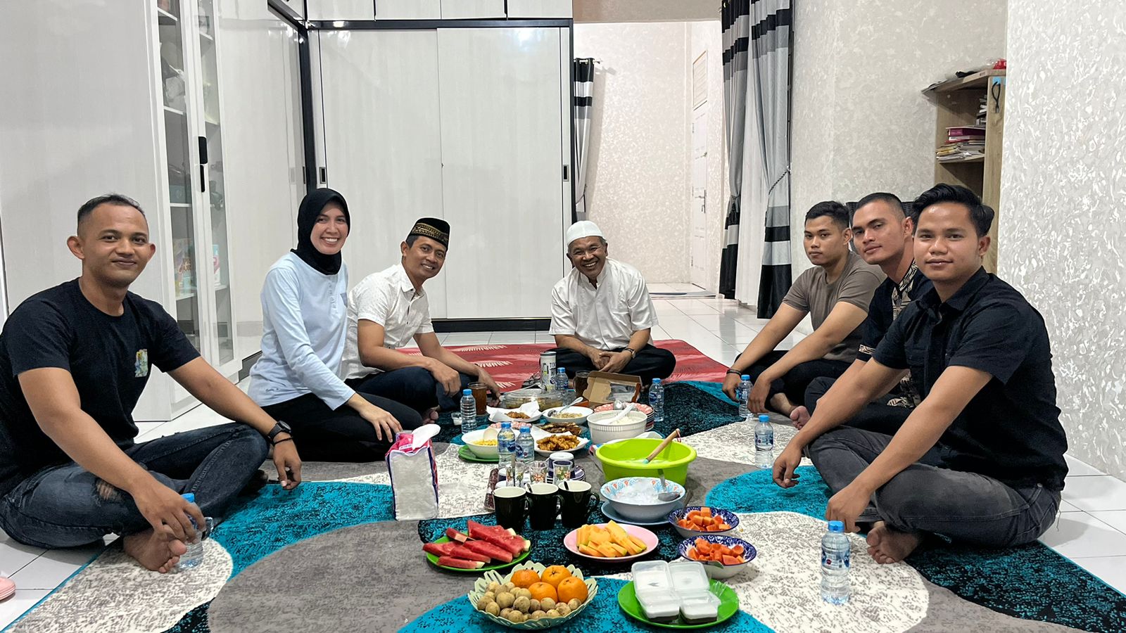 Bersama Pakar Komunikasi dan Motivator Nasional, Dirpolairud Polda Jambi Buka Puasa di Rumah Dinas