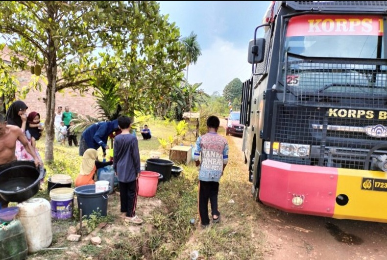 Sat Brimob Polda Jambi Salurkan Air Bersih bagi Warga Desa Talang Kerinci