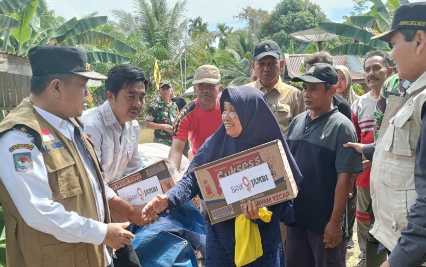 Bantu Korban Banjir di Mandiangin, Gubernur Jambi Ingatkan Warga Tetap Waspada