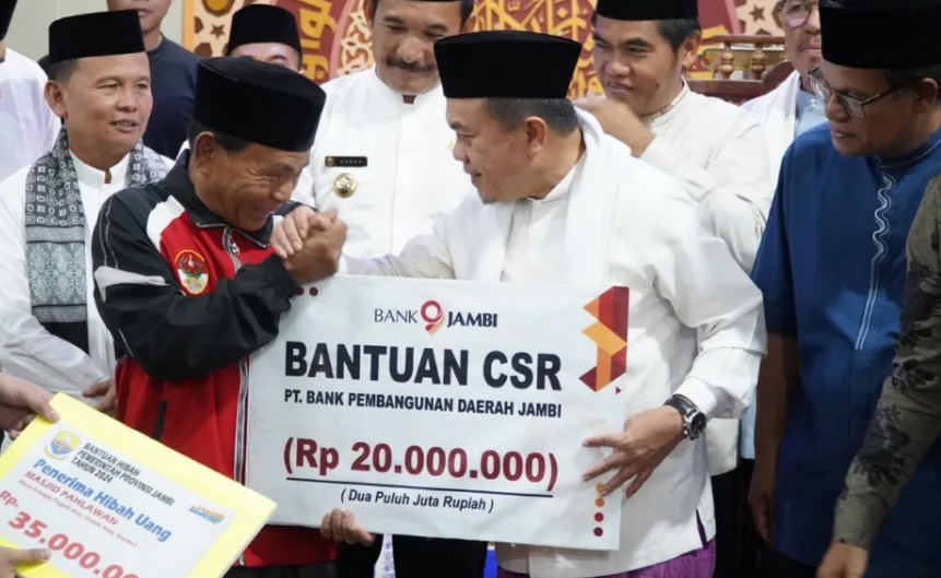 Safari Ramadhan Pertama Gubernur Al Haris di Kerinci Serah Terima Bantuan CSR di Masjid Pahlawan