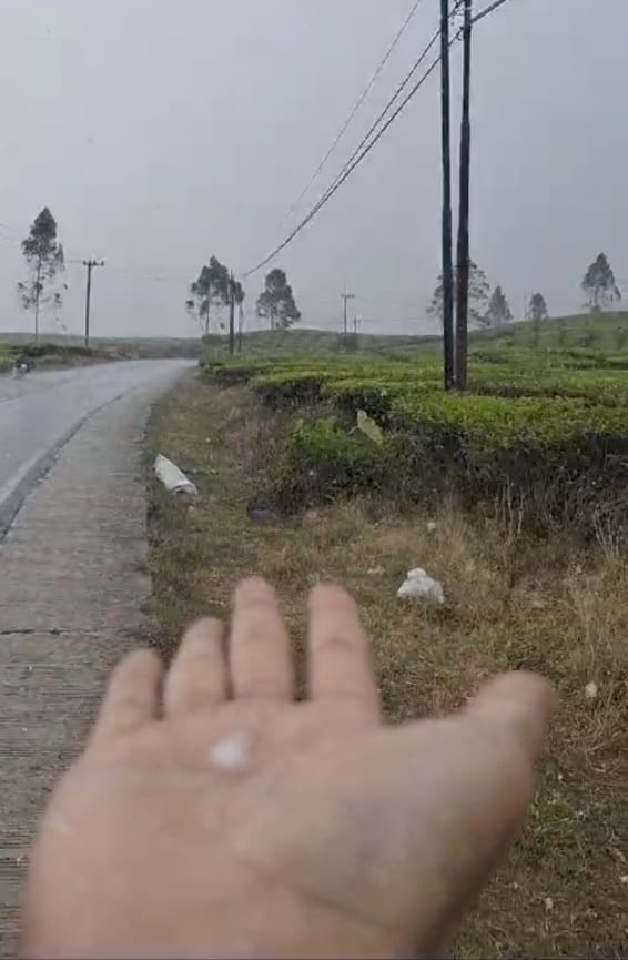 Heboh! Fenomena Hujan Es di Kayu Aro Kerinci