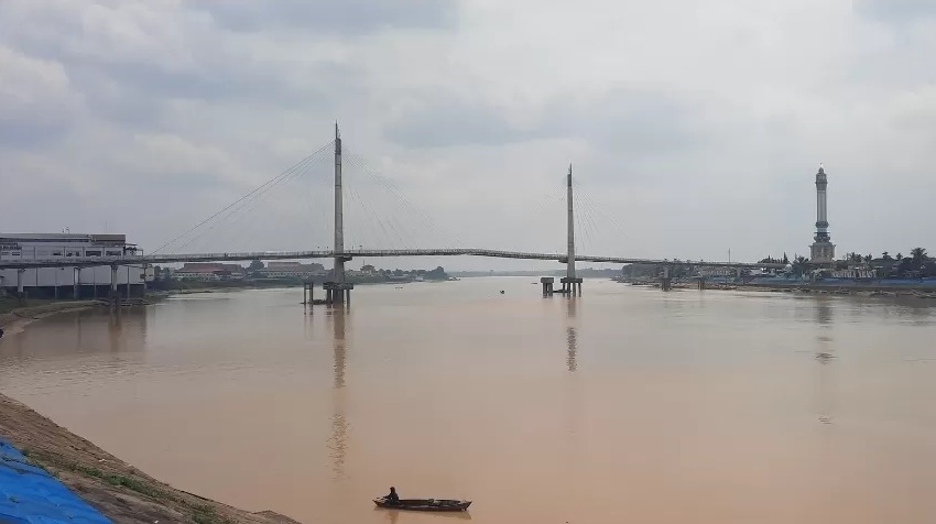 Kamis, Debit Sungai Batang Hari Surut